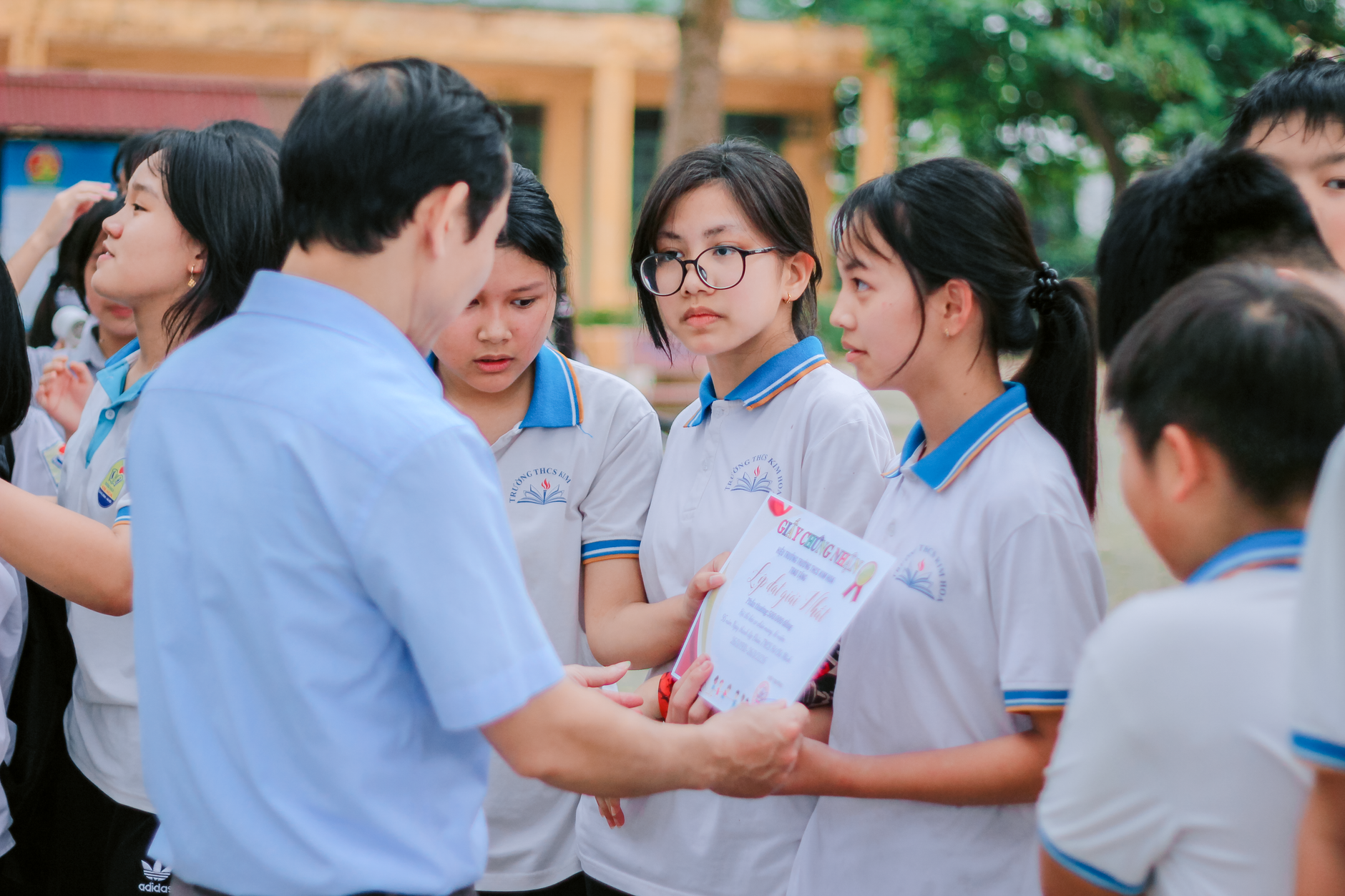 Group of students receiving certificates outdoors, highlighting achievement. — Gap Year Volunteer Programs With Ethical Commu