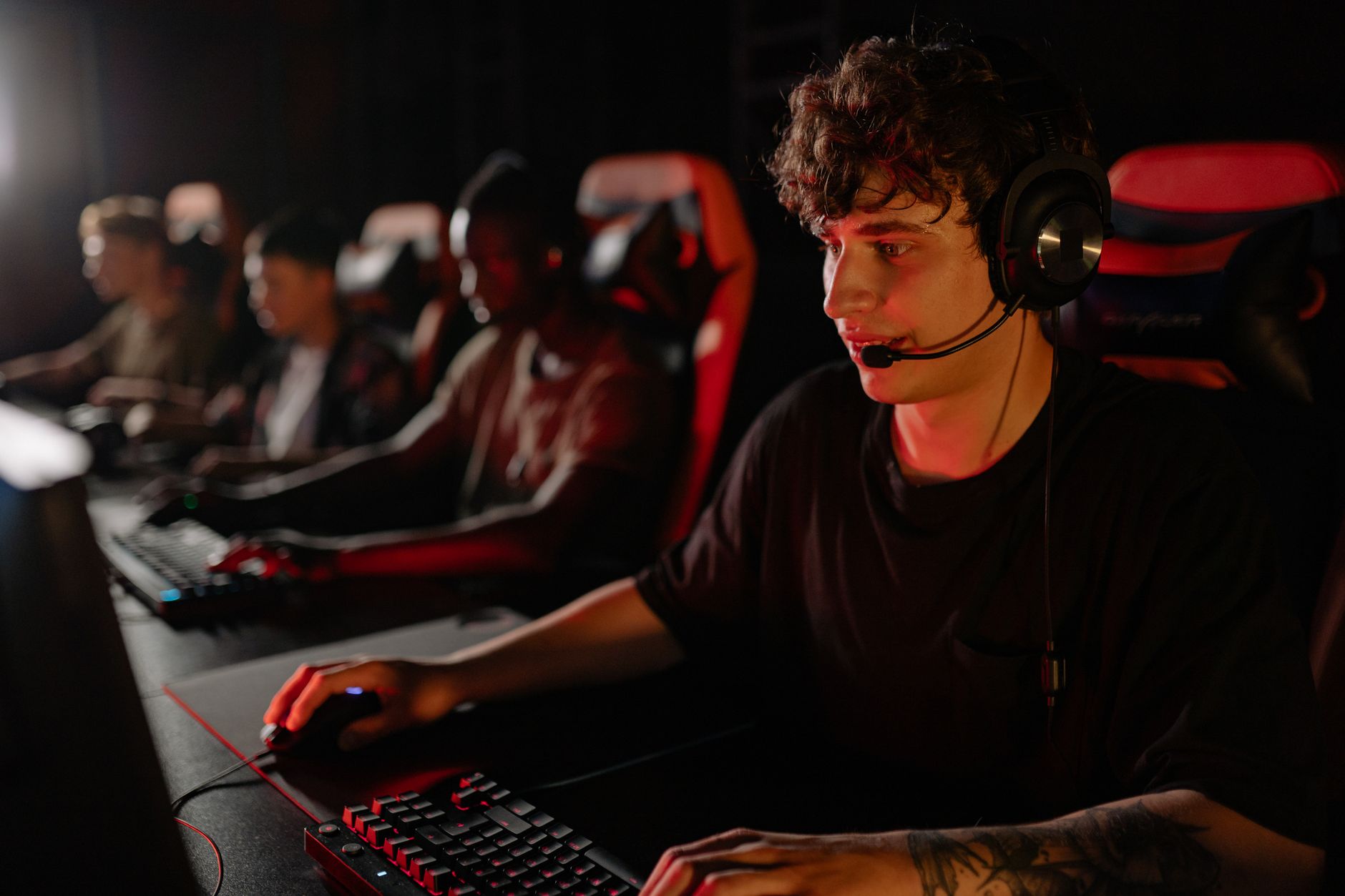 A dedicated team of young gamers engaging in a competitive esports tournament. — Parlay Betting: A Guide to Multi-Leg